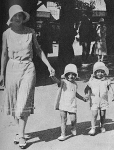 1930 Août - Vacances a Royan, Gilberte Brossolette avec Anne et Claude